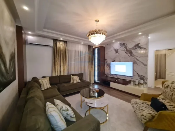 Tirane, jepet me qera apartament 2+1 Kati 4, 112 m² 1.000 € (Unaza e Re)