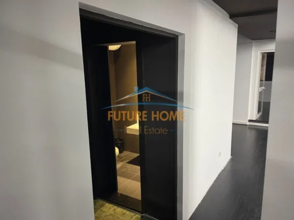 Tirane, jepet me qera zyre Kati 1, 340 m² 4.500 € (Sheshi Wilson)