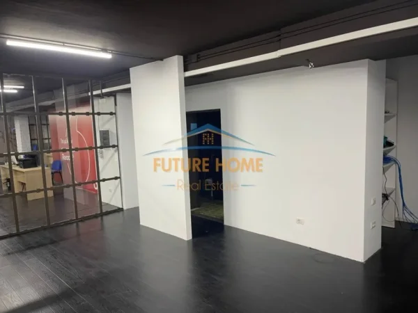 Tirane, jepet me qera zyre Kati 1, 340 m² 4.500 € (Sheshi Wilson)