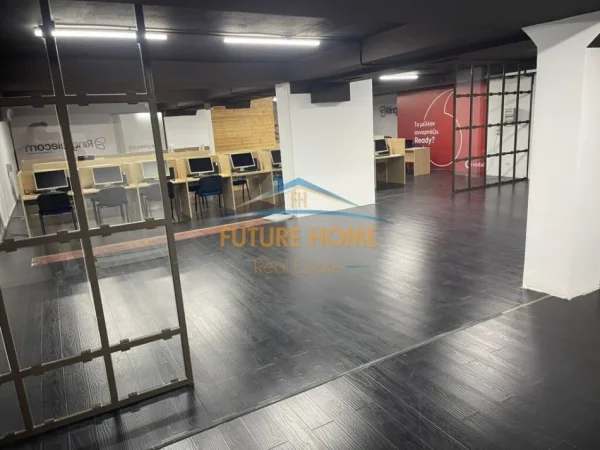 Tirane, jepet me qera zyre Kati 1, 340 m² 4.500 € (Sheshi Wilson)