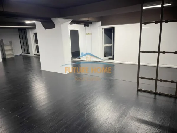 Tirane, jepet me qera zyre Kati 1, 340 m² 4.500 € (Sheshi Wilson)