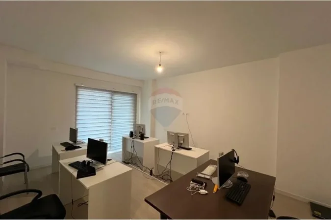 Tirane, jepet me qera ambjent biznesi , 100 m² 750 € (Rr. Myslym Shyri)
