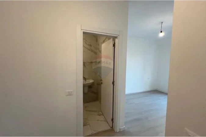 Tirane, jepet me qera ambjent biznesi , 100 m² 750 € (Rr. Myslym Shyri)