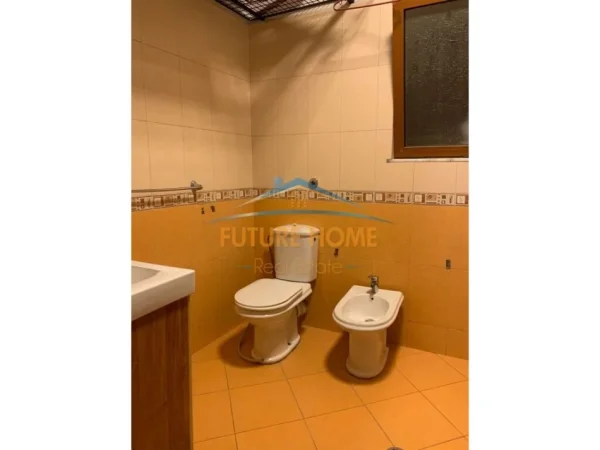 Tirane, jepet me qera ambjent biznesi Kati 1, 175 m² 1.700 € (Myslym Shyri)