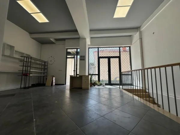 Tirane, shitet zyre Kati 0, 390 m² 350.000 € (SHKOLLA E KUQE RRUGA RIZA CEROVA)