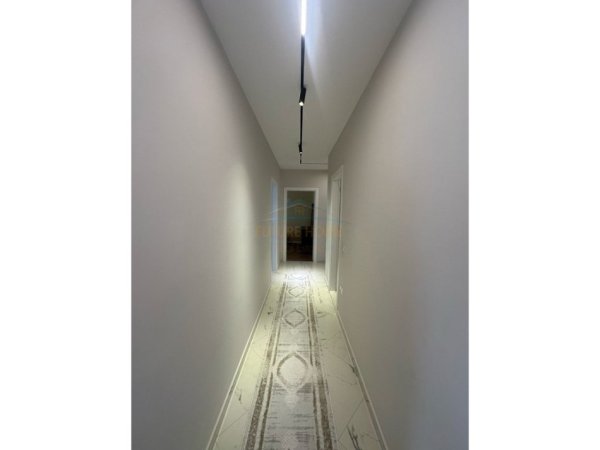 Tirane, jepet me qera apartament 2+1+Ballkon Kati 4, 105 m² 750 € (Porcelan)