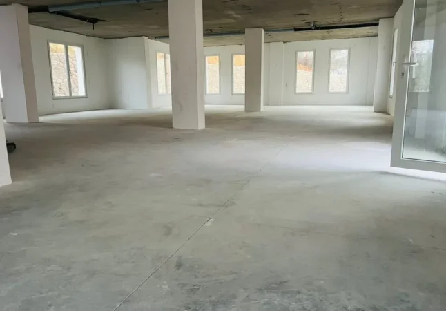 Tirane, jepet me qera ambjent biznesi Kati 0, 300 m² 4.500 € (KODRA E DIELLIT)