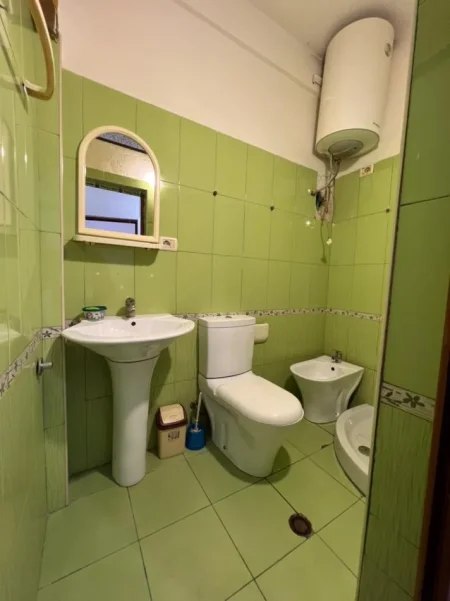 Tirane, jepet me qera apartament 1+1+Aneks+Ballkon Kati 1, 100 m² 400 € (Shkolla bashkuar)
