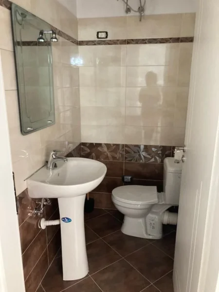 Tirane, jepet me qera apartament 2+1 Kati 3, 120 m² 500 € (MISTO MANE)