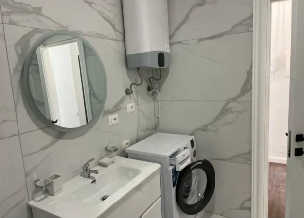 Tirane, jepet me qera apartament 1+1+Ballkon Kati 3, 70 m² 650 € (Kodra e diellit)