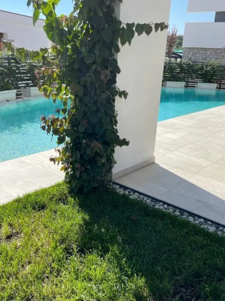 Tirane, shitet Vile 3 Katshe Kati 3, 800 m² 2.200.000 € (liqeni i farkes)