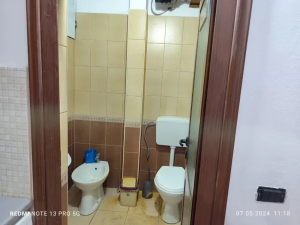 Tirane, jepet me qera apartament 2+1 Kati 2, 65 m² 450 € (Shallvaret)