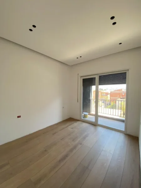 Tirane, jap me qera zyre , 86 m² 600 € (Pallati me Shigjeta)