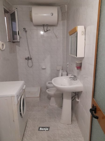 Tirane, jepet me qera apartament 2+1+Ballkon Kati 6, 90 m² 300 € (rruga Njazi Meka)