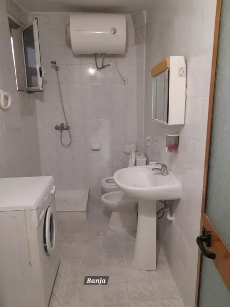 Tirane, jepet me qera apartament 2+1+Ballkon Kati 6, 90 m² 300 € (rruga Njazi Meka)