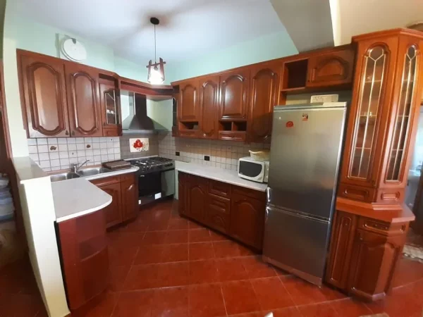 Tirane, jepet me qera apartament 2+1+Ballkon Kati 4, 90 m² 650 € (rruga Kavajes)