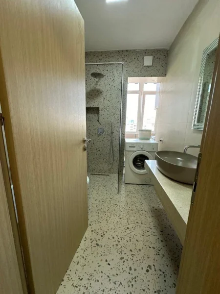 Tirane, jepet me qera garsonier Kati 6, 35 m² 400 € (ISH TREGU ELEKTRIK)