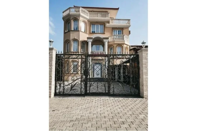 Tirane, jepet me qera hotel Kati 3, 331 m² 3.200 € (Kinostudio)