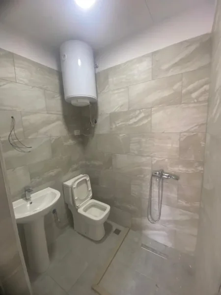 Jepen 2 hyrje shtepi private  Spitali QSUT  apartament 1+1 Kati 1, 400 €