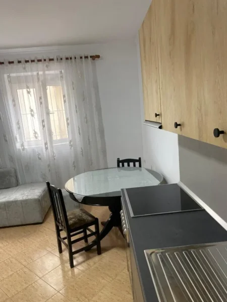 Jepen 2 hyrje shtepi private  Spitali QSUT  apartament 1+1 Kati 1, 400 €