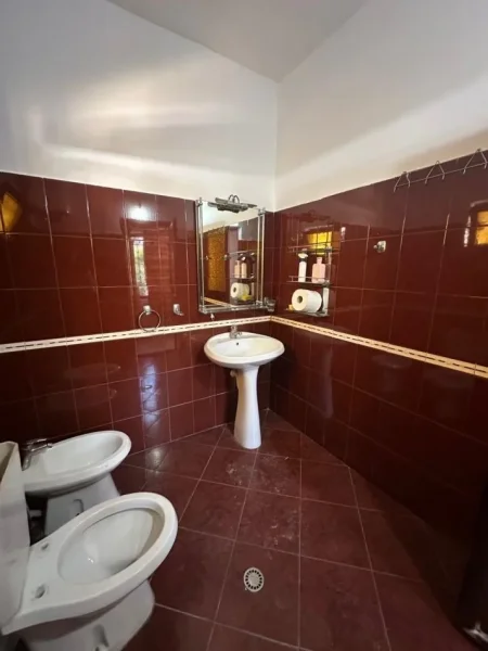 Tirane, jepet me qera shtepi 2+1+Aneks+Ballkon Kati 0, 120 m² 400 € 