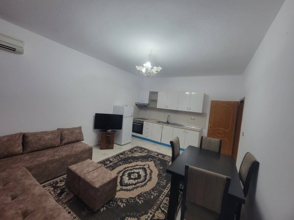 Tirane, jepet me qera shtepi 1+1+Ballkon Kati 2, 77 m² 380 € (Rruga 5 Maj)