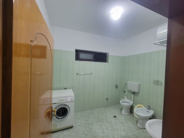 Tirane, jepet me qera shtepi 1+1+Ballkon Kati 2, 77 m² 380 € (Rruga 5 Maj)