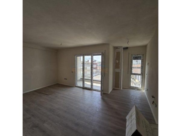 Tirane, shitet apartament 2+1+Ballkon Kati 2, 109 m² 196.200 € (Bulevardi i Ri)
