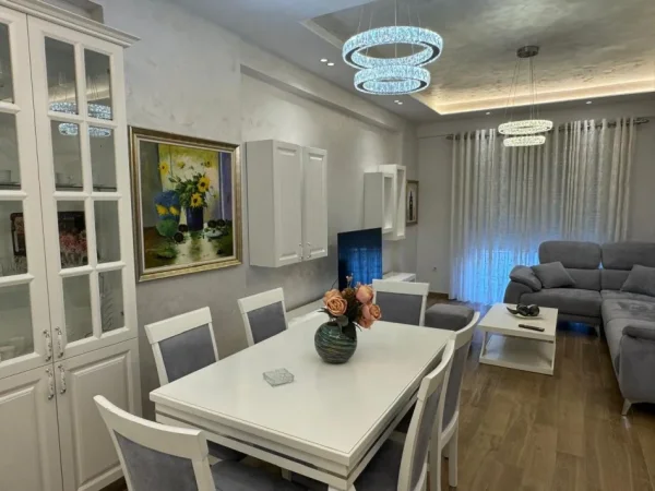Tirane, jap me qera 2+1+Ballkon Kati 4, 80 m² 600 € (Bedri Karapici)