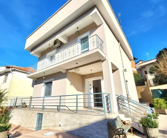 Me Qera: Vile 2 Kateshe *PRIVATE* (📍 Vilat Gjermane, Kompl.Grande, pa vajt ) Me Oborr te Madh dhe Tarrace - Super Pamje