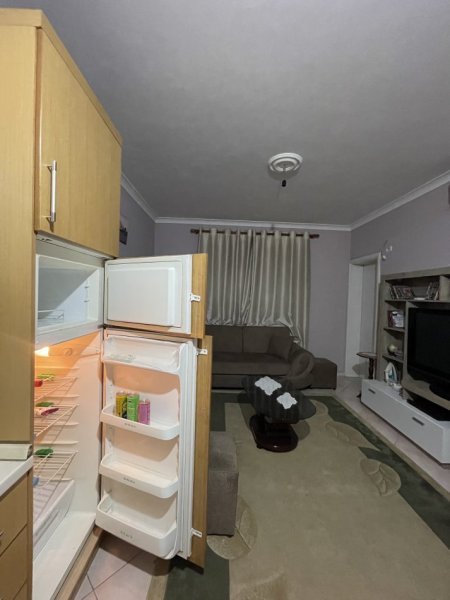 Tirane, jepet me qera apartament 1+1+Ballkon Kati 4, 74 m² 350 € (Pallati verdhe, kthesa e kamzes Casa Italia, afer terminalit veri-jug)