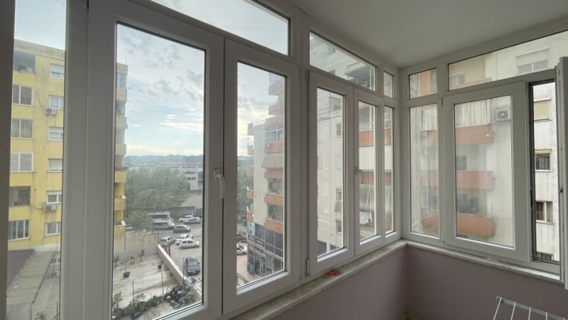 Tirane, jepet me qera apartament 1+1+Ballkon Kati 4, 74 m² 350 € (Pallati verdhe, kthesa e kamzes Casa Italia, afer terminalit veri-jug)