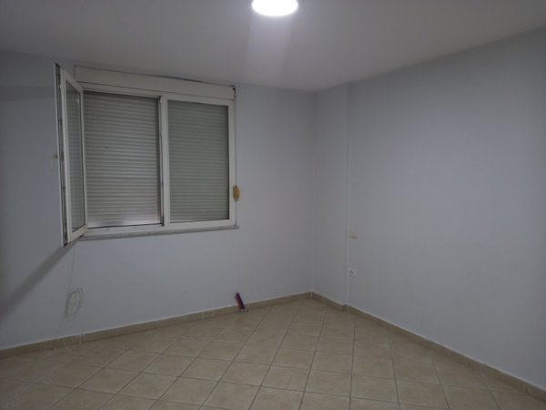 Tirane, jepet me qera zyre Kati 2, 132 m² 800 Euro (Bulevardi Bajram Curi)