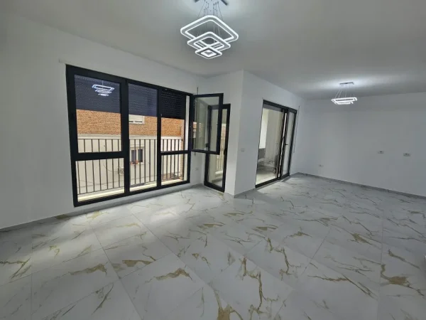 ISH TREGU ELEKTRIK, JEPET ME QERA APARTAMENT 2+1+GARAZH