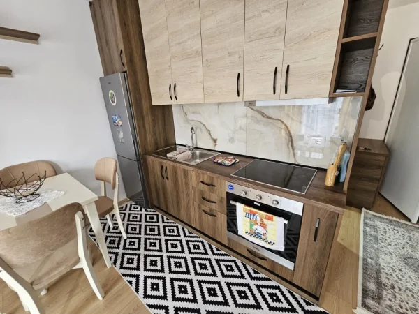 Tirane, jepet me qera apartament 1+1+Ballkon Kati 3, 62 m² 600 € (Rruga Medar Shtylla)