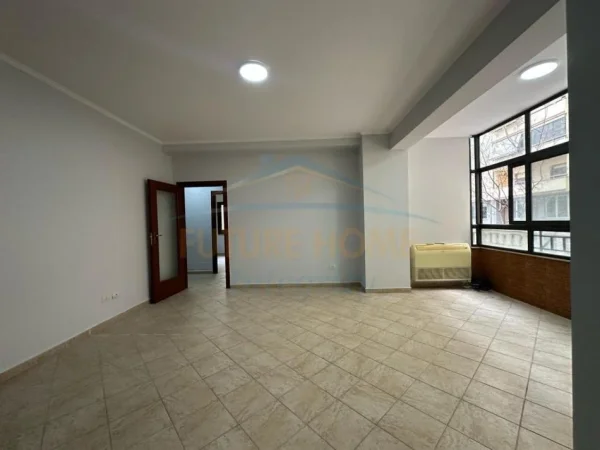 Tirane, shitet apartament 3+1 Kati 1, 138 m² 320.000 € (Komuna e Parisit)