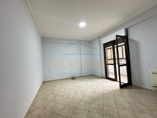 Tirane, shitet apartament 3+1 Kati 1, 138 m² 320.000 € (Komuna e Parisit)
