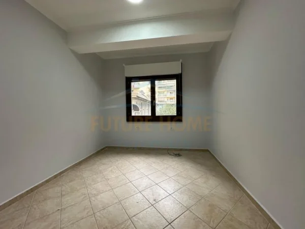 Tirane, shitet apartament 3+1 Kati 1, 138 m² 320.000 € (Komuna e Parisit)