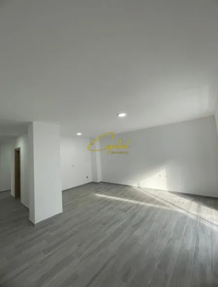 Tirane, jepet me qera zyre Kati 3, 120 m² 450 € (5 MAJI)