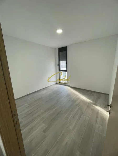 Tirane, jepet me qera zyre Kati 3, 120 m² 450 € (5 MAJI)