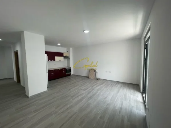 Tirane, jepet me qera apartament 3+1 Kati 3, 117 m² 450 € (5 MAJI)