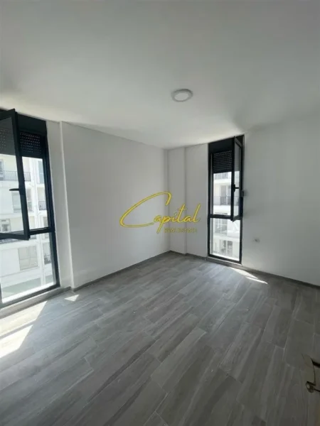 Tirane, jepet me qera apartament 3+1 Kati 3, 117 m² 450 € (5 MAJI)