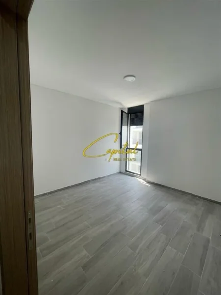 Tirane, jepet me qera apartament 3+1 Kati 3, 117 m² 450 € (5 MAJI)