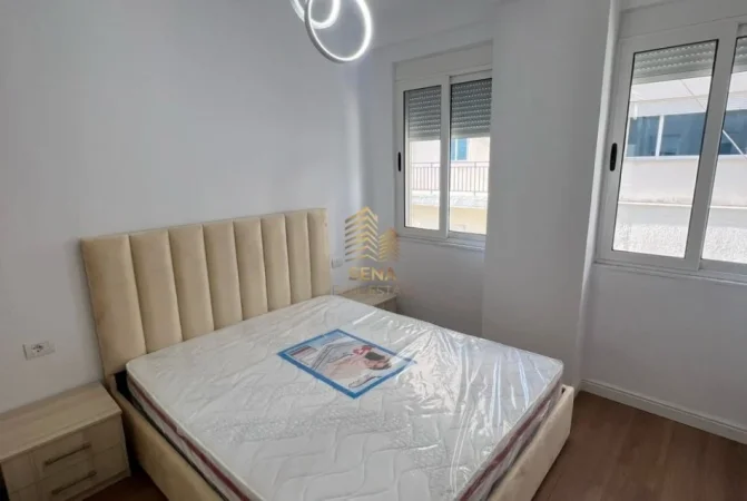 Shkembi Kavajes, shitet apartament 1+1+Ballkon Kati 2, 65 m² 76.000 € (Shkembi i Kavajes, pallat buze rruge)