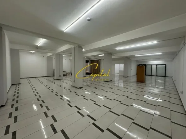 Tirane, jepet me qera dyqan Kati 0, 330 m² 1.400 € (ASTIR)