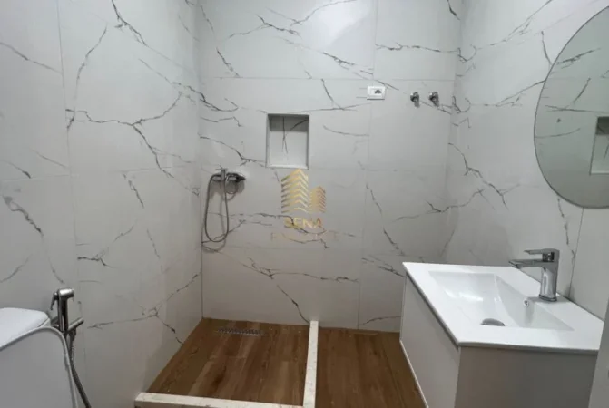 Shkembi Kavajes, shitet apartament 1+1+Ballkon Kati 6, 61 m² 73.000 € (Shkembi i Kavajes, pallat buze rruge)