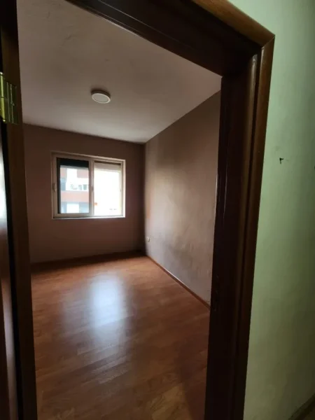 Tirane, jepet me qera apartament 2+1+Ballkon Kati 3, 88 m² (prane Gjykates se Apelit)