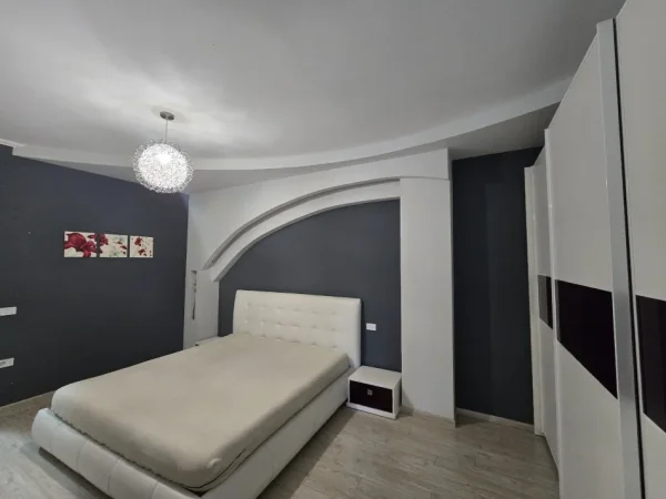 Tirane, jepet me qera apartament 2+1+Ballkon Kati 5, 105 m² 500 € (YZBERISHT TE UNIKU)
