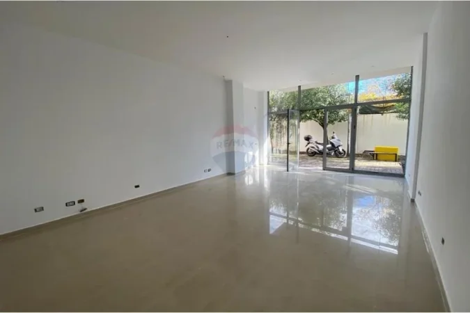 Tirane, jepet me qera ambjent biznesi Kati 0, 50 m² 500 € (Don Bosko)