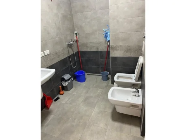 Tirane, jepet me qera apartament 3+1+Ballkon Kati 7, 150 m² 2.000 € (Zogu i Zi)